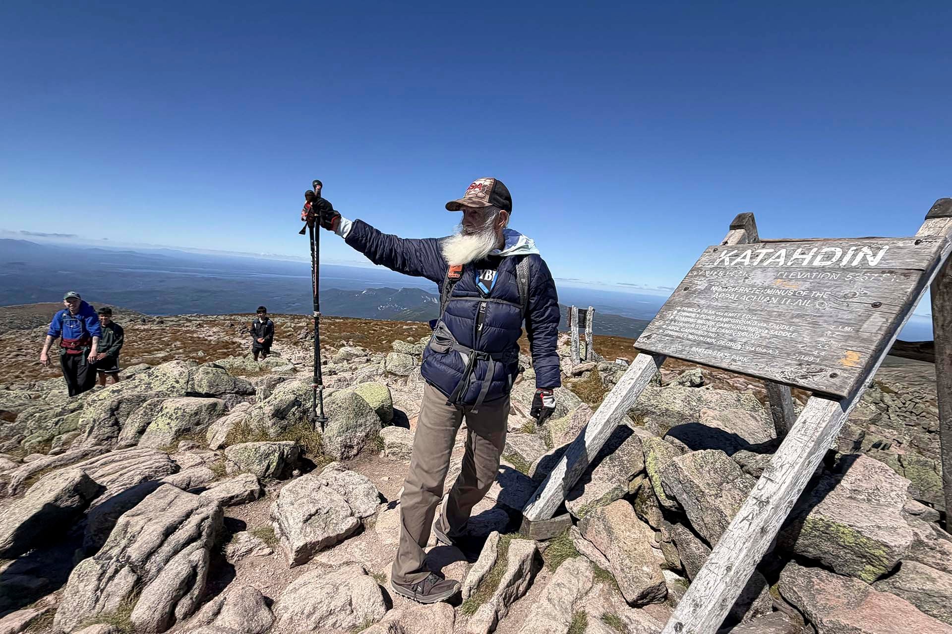 La travesía de Dale Sanders por el Sendero de los Apalaches cubrió 3.530 kilómetros y terminó en la cima del monte Katahdin, en Maine. (AP Photo/Robert F. Bukaty)