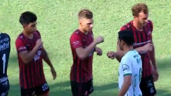 Cambio de paradigma por el coronavirus: así fue el saludo entre los planteles de Sarmiento y Douglas Haig