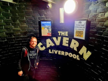The Cavern Club adapta su propuesta con shows acústicos por la tarde, ideales para disfrutar del legado beatle sin las aglomeraciones nocturnas.