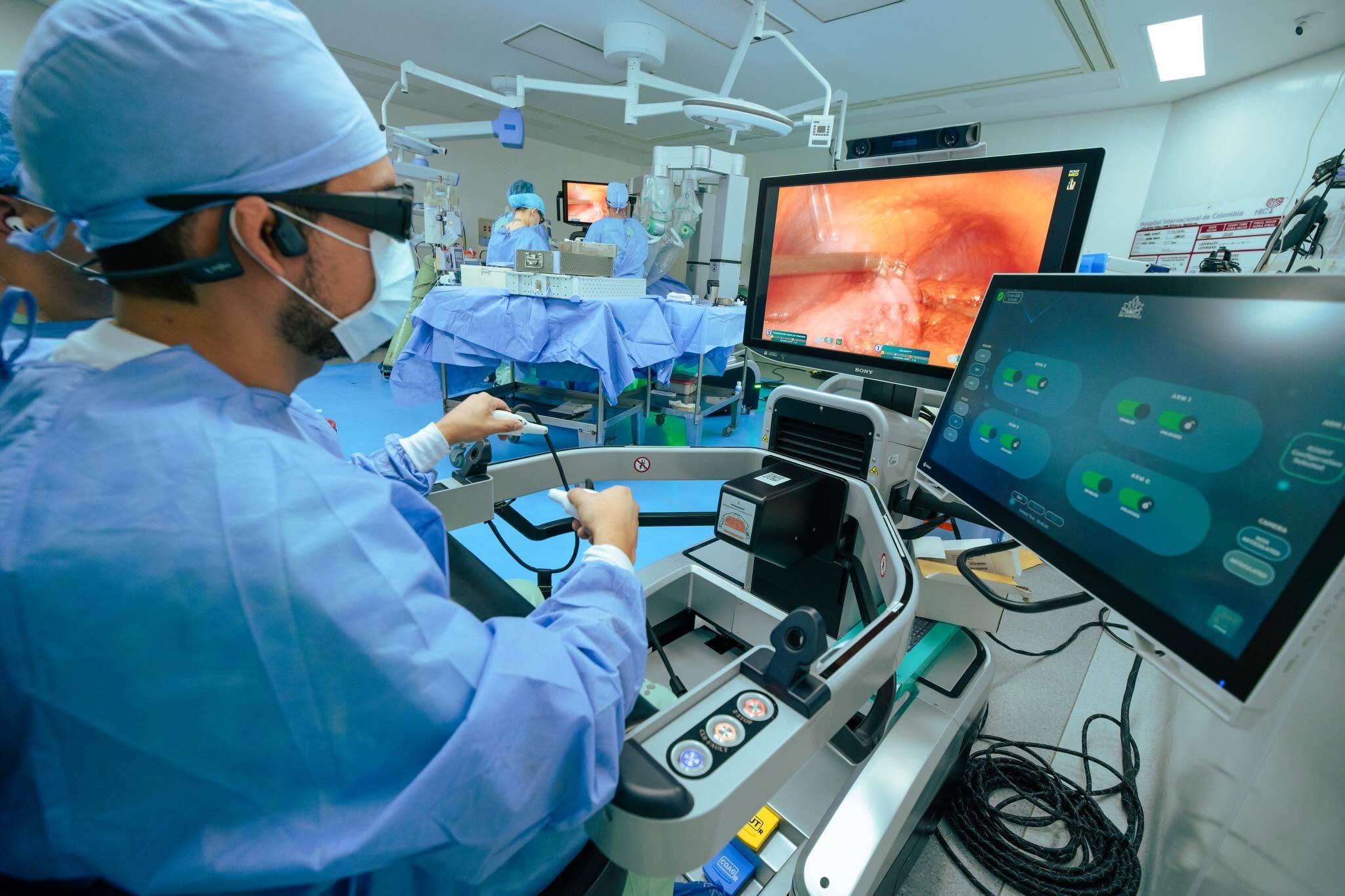 Médico colombiano participa en cirugía a distancia en India y marca un hito en telemedicina