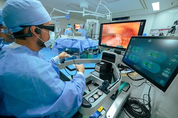 El Hospital Internacional de Colombia realizó una telecirugía bariátrica entre Piedecuesta e India con el robot quirúrgico Mantra 3 y una conexión satelital de 15.000 kilómetros - crédito FCV