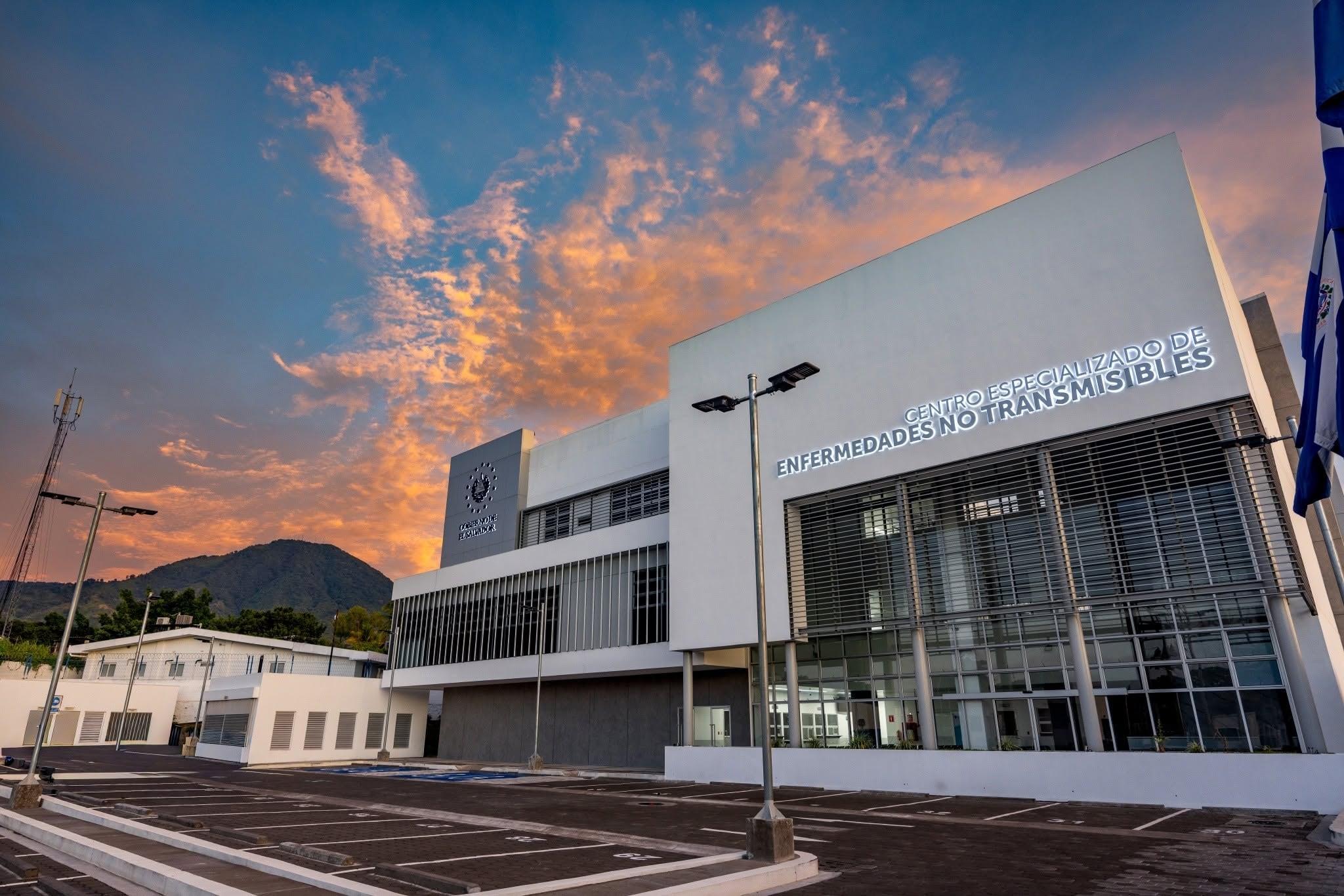 El ministro Francisco Alabi explicó que el centro busca reducir la sobrecarga en los hospitales y cubrir la brecha con la atención primaria. (Retomado de: Francisco Alabi)