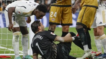 Vinicius y Stole Dimitrievski, durante