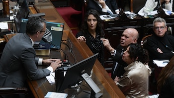 “Payasesco”: fuerte cruce entre Martín Menem y un diputado peronista en medio de críticas por el caso Adorni