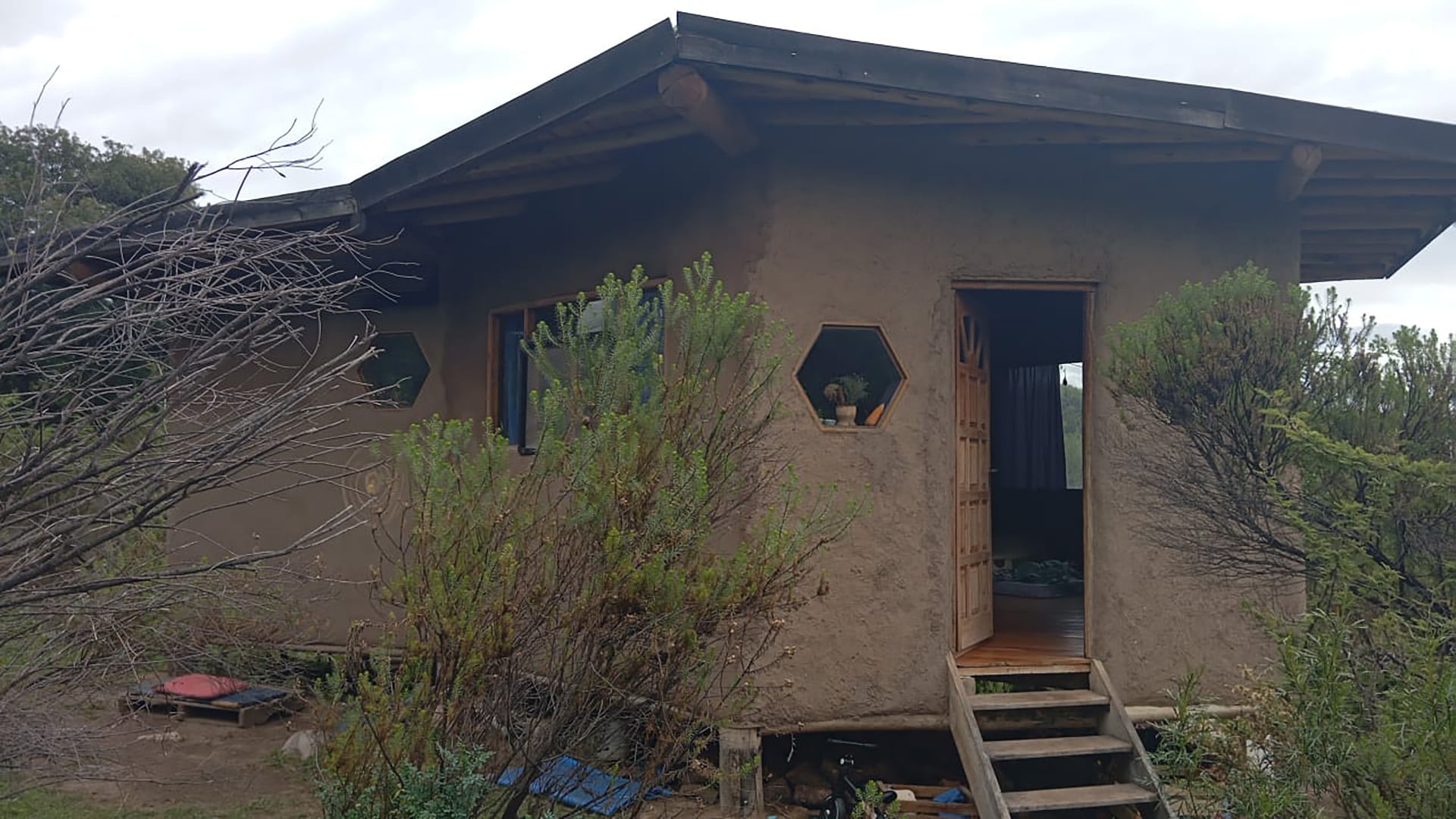 La casa que construyó Jésica tiene 30 metros cuadrados y es forma exagonal. Está ubicada en Los Hornillo, en el Valle de Traslasierra