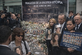 Personas en una conmemoración; un cartel grande sobre la Tragedia de la Discoteca Utopía; arreglos florales, velas y retratos de víctimas; una pancarta pide justicia.