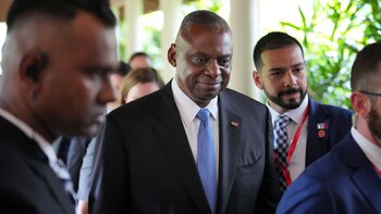 Lloyd Austin se retira del