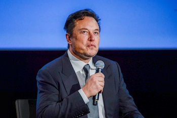 Musk libra una dura batalla