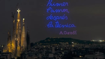 Captura de pantalla de la celebración final en la Sagrada Familia después de que el papa León XIV haya bendecido la Torre de Jesús de la basílica. (YouTube)