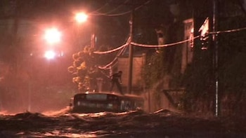 Imágenes de una tragedia: El bus que regresaba de una iglesia y terminó arrastrado por un río desbordado hace 18 años en El Salvador