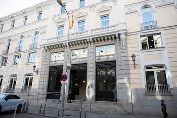 22/06/2026 Fachada de la sede del Consejo General del Poder Judicial (CGPJ), a 22 de junio de 2026, en Madrid (España). Tras mantener ayer una reunión extraordinaria de forma telemática, el Consejo General del Poder Judicial (CGPJ) estudia hoy si expedienta al juez Juan Carlos Peinado por afirmar que los policías que ejercen de escolta de Begoña Gómez, esposa del presidente del Gobierno, podrían ayudarla a fugarse de España.
POLITICA
Isa Saiz - Europa Press