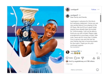 La tenista Coco Gauff sostiene un trofeo junto a una captura de pantalla de una publicación de Instagram de su madre Candi Gauff