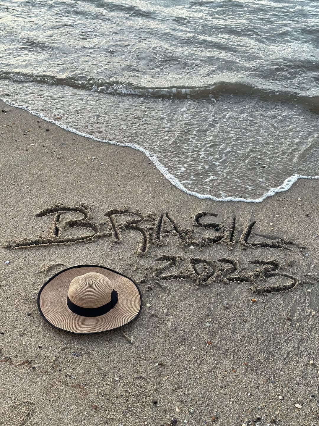 Dentro del carrete, la influencer compartió una foto de cuando viajó a Brasil y concibió a las gemelas