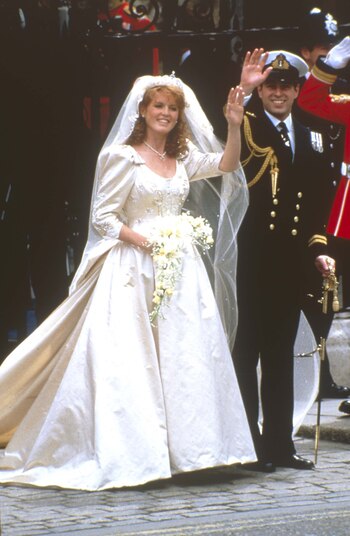 Sarah Ferguson, duquesa de York, se casó con el príncipe Andrés en julio de 1986, en la abadía de Westminster. Para el gran día optó por un vestido de seda color marfil diseñado por Lindka Cierach, que se creía que costó 40 mil dólares. El espectacular diseño tenía bordada las iniciales A y S en cuentas plateadas y también llevaba un velo de cinco metros (Shutterstock)