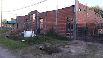 Construyó una réplica de la Casa de Tucumán por amor a su mujer: está menos de dos horas de CABA y esconde una historia fascinante