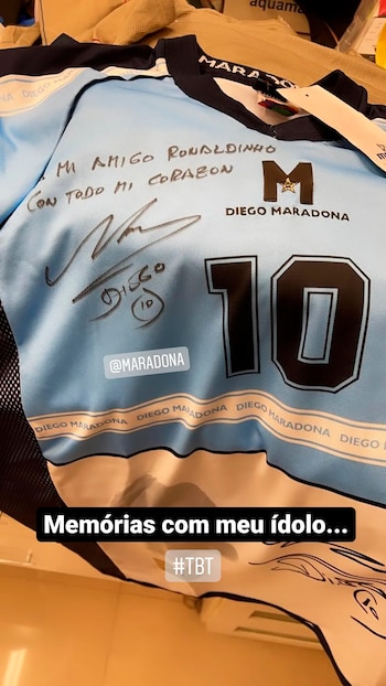 La camiseta dedicada por Maradona