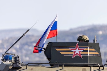 Un soldado ruso se desplaza en un vehículo de combate de infantería durante un convoy militar rumbo a la base aérea de Hmeimim (REUTERS/Umit Bektas/Archivo)