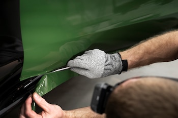 Un mecánico arregla un coche