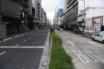 La avenida Corrientes, vacía, durante