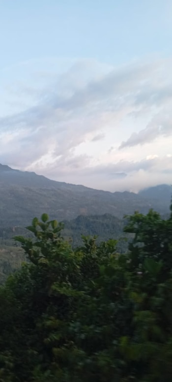 La emergencia en el Cerro del Barco ocurre en una zona de alta montaña y de difícil acceso, lo que impide el control del incendio forestal desde tierra - crédito Redes sociales