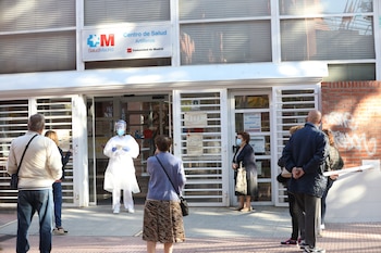 Imagen de archivo: Una sanitaria sale a atender a las numerosas personas que hacen cola en el Centro de Salud Vicálvaro-Artilleros en el distrito de Vicálvaro, en Madrid (España), a 28 de septiembre de 2020. (Marta Fernández - Europa Press)