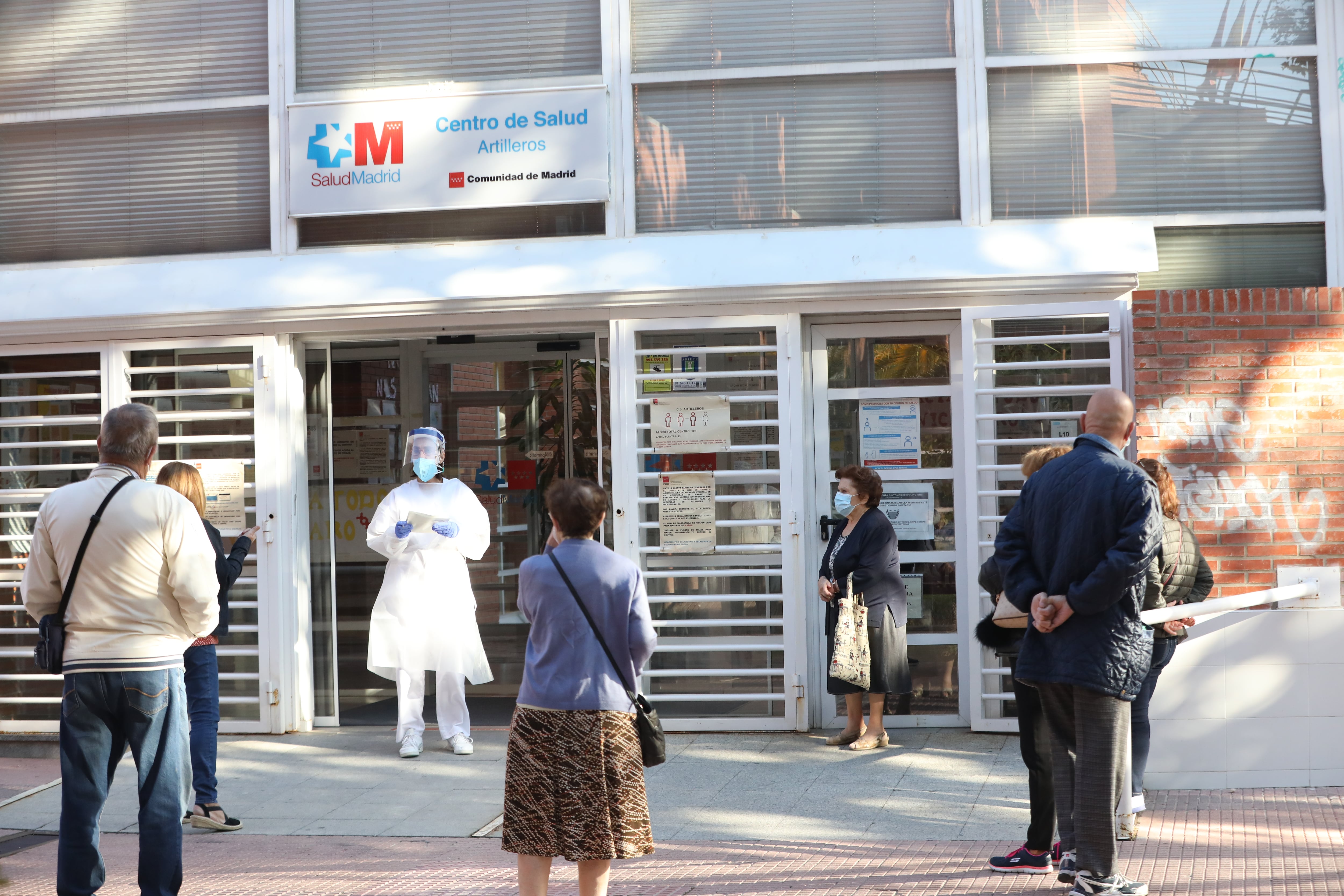 Imagen de archivo: Una sanitaria sale a atender a las numerosas personas que hacen cola en el Centro de Salud Vicálvaro-Artilleros en el distrito de Vicálvaro, en Madrid (España), a 28 de septiembre de 2020. (Marta Fernández - Europa Press)