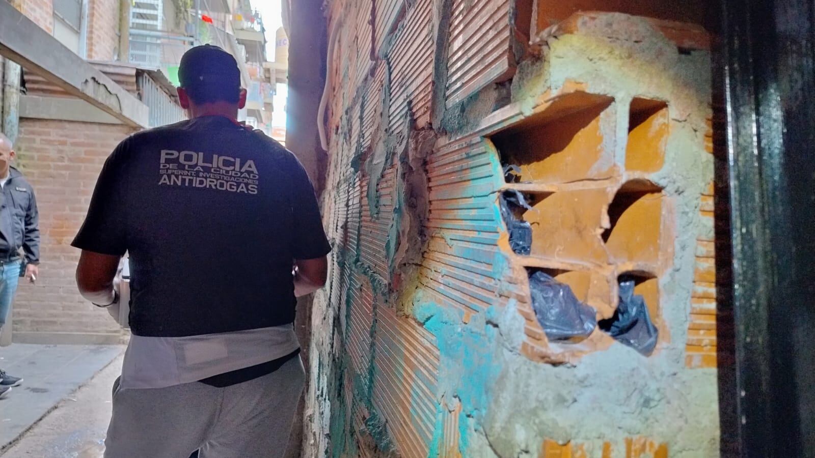 Droga escondida en ladrillos