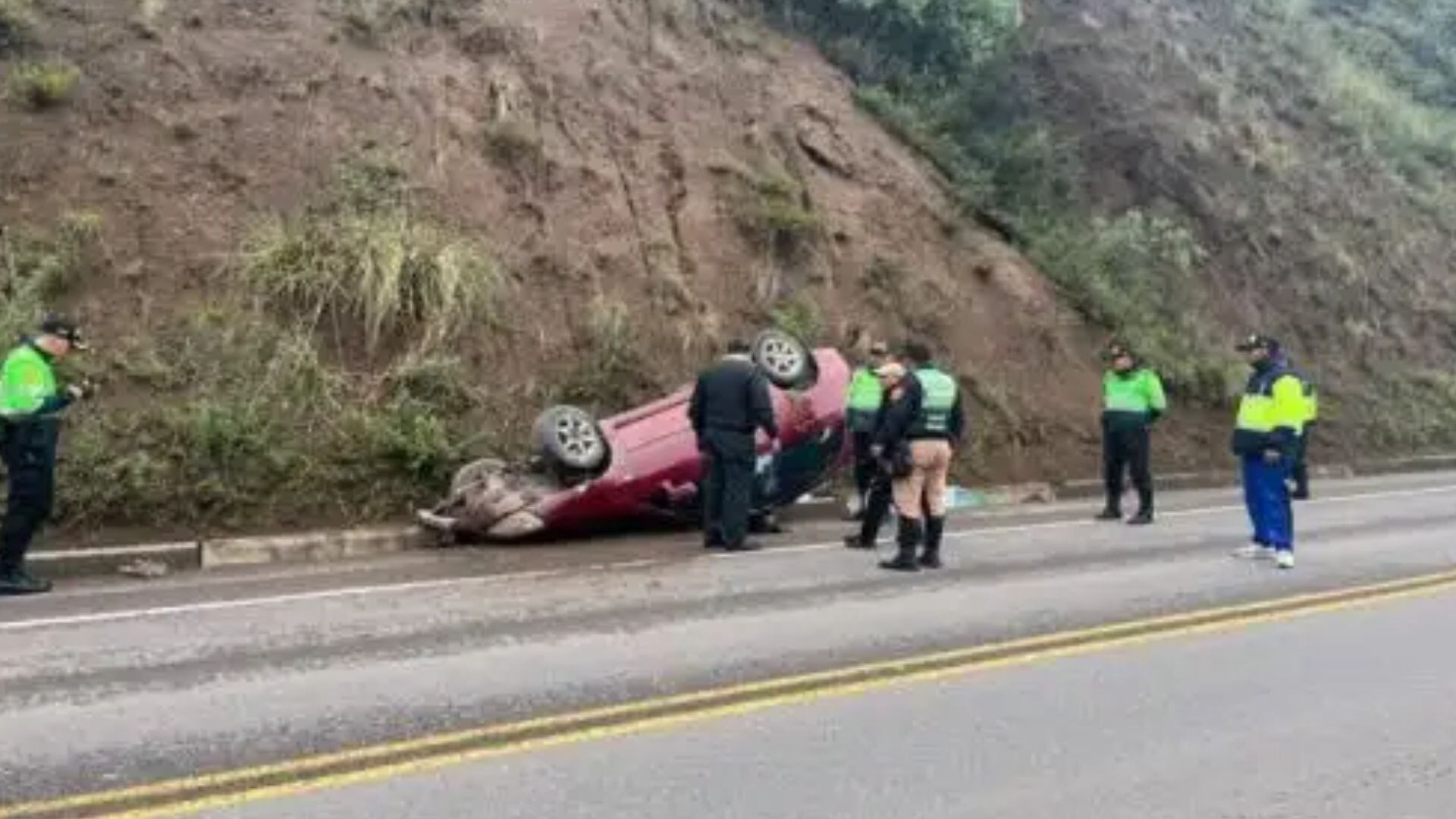Un auto de placa de rodaje F2L- 368, se despistó y volcó en el sector de Pikillaqta, del distrito de Andahuaylillas.