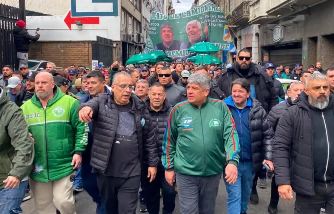 Pablo Moyano y Marcelo Aparicio encabezan la columna de Camioneros en la marcha de los jubilados