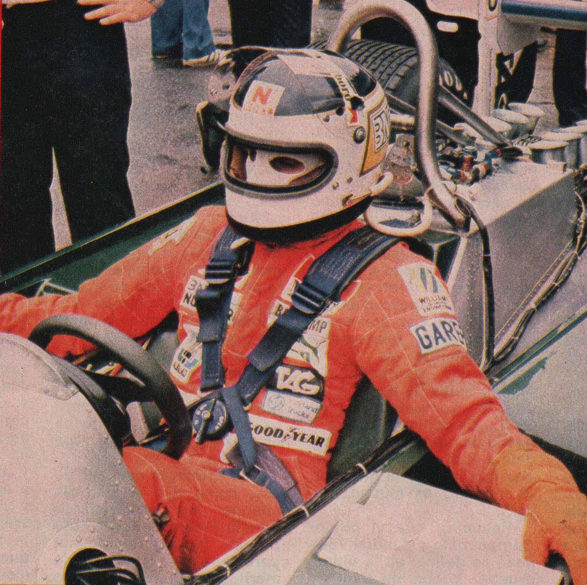 Reutemann y su icónico casco arriba del Williams, en 1981 (Archivo revista CORSA)