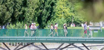 Varias personas pasean en Madrid