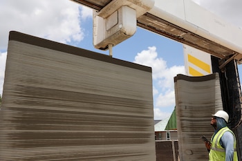 La impresora utiliza solo la cantidad exacta de mezcla requerida para cada proyecto, minimizando los desperdicios y mejorando la eficiencia en la obra (Reuters)