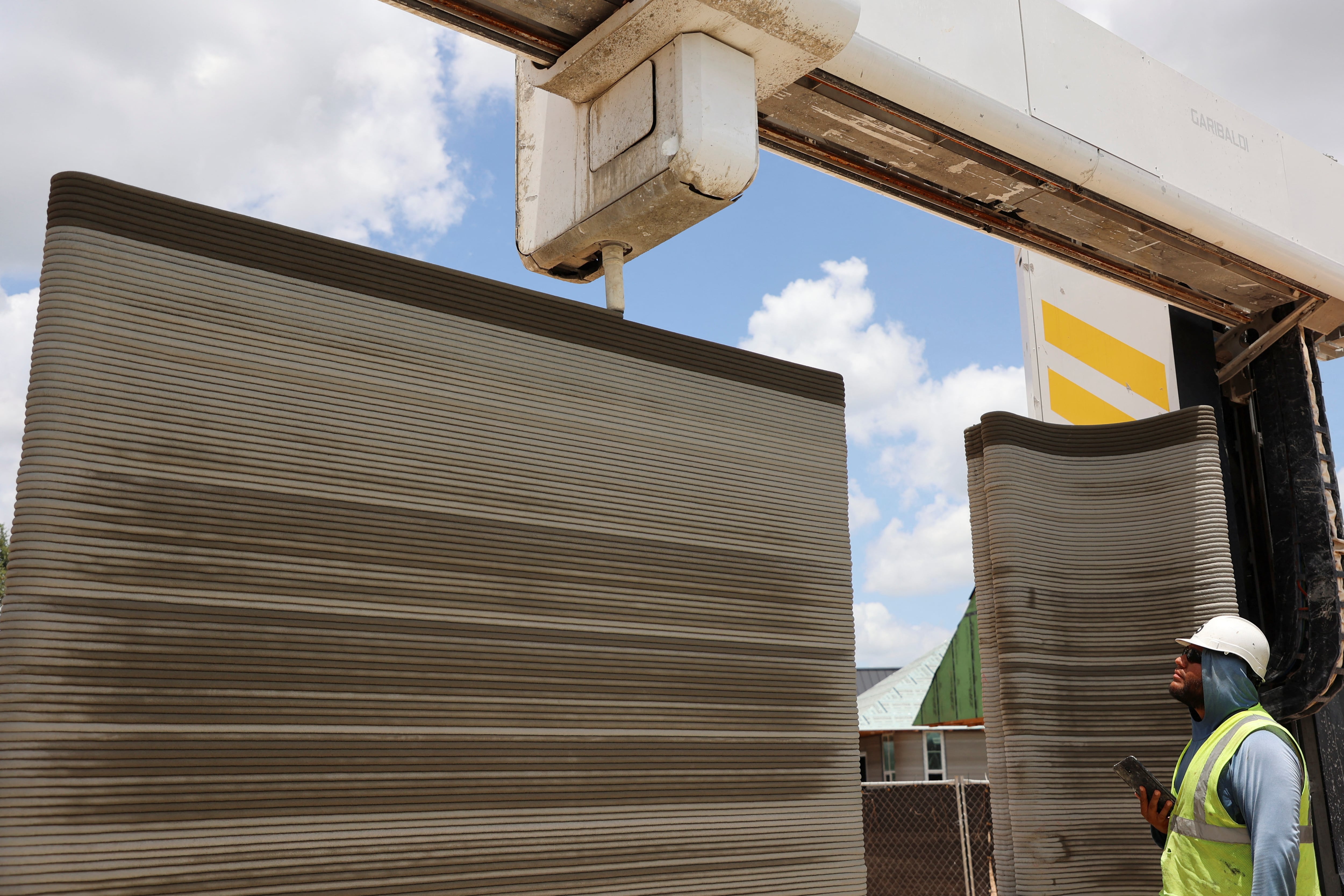 La impresora utiliza solo la cantidad exacta de mezcla requerida para cada proyecto, minimizando los desperdicios y mejorando la eficiencia en la obra (Reuters)