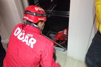 El guardia de seguridad fue hallado sin signos vitales con parte de su cuerpo aprisionada por el mecanismo del ascensor, en un edificio de calle 25 de Mayo al 900