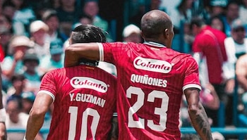 Yeison Guzmán y Luis Quiñones, dos de las máximas figuras de América de Cali, celebrando la anotación ante Pumas de México - crédito América de Cali