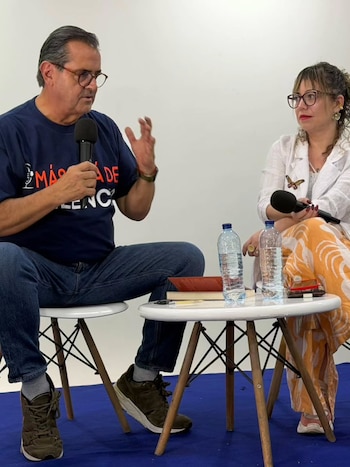 Rafael Poveda presentó el libro Más allá del silencio, una recopilación de 16 crónicas basadas en su espacio de pódcast - crédito @soyrafaelpoveda/Instagram
