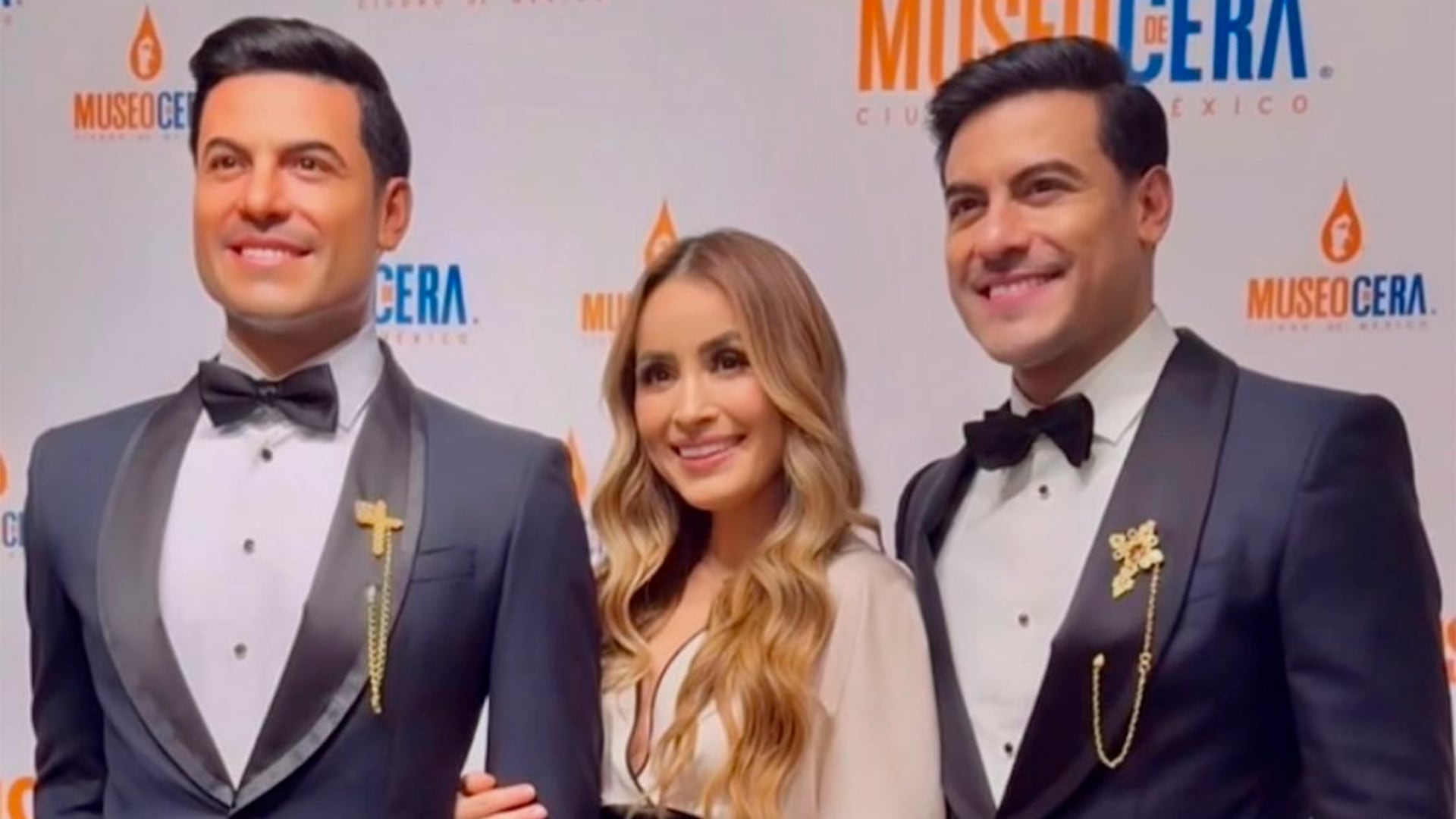 El cantante Carlos Rivera acudió al Museo de Cera para develar una figura en su honor. Crédito: Instagram/ @museodecera