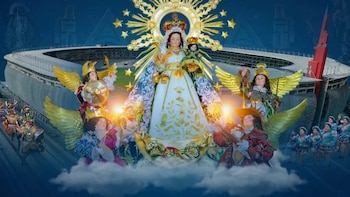 Fotomontaje de la Virgen de la Candelaria con ángeles sobre el Estadio Nacional de Lima, acompañada por bailarines con trajes folclóricos