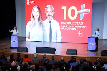 La candidata a la Presidencia de Colombia por el partido Centro Democrático, Paloma Valencia, y su fórmula vicepresidencial, Juan Daniel Oviedo, reaccionan durante el lanzamiento de su programa de gobierno 'Plan 10' este lunes, en Bogotá (Colombia). EFE/ Mauricio Dueñas Castañeda