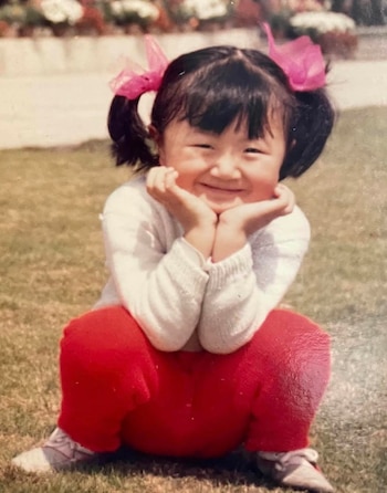 Karina Gao a sus cuatro