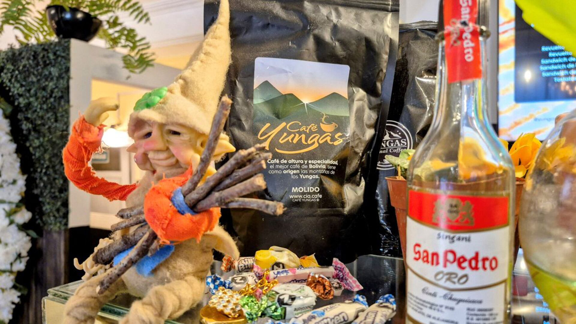 Un estante en la cafetería Yungas que remite a la cultura boliviana