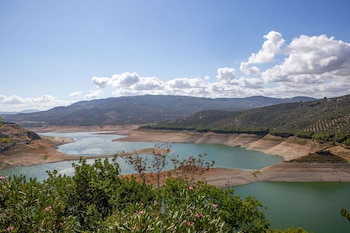 Vista del embalse de Iznájar desde uno de los miradores de las Peñas (Turismo de la Subbética)