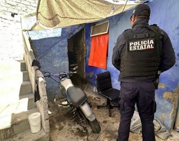 Derivado de la intervención, rescataron a una mujer, quien permanecía retenida contra su voluntad y se aseguraron dos motocicletas con reporte de robo
FOTO: SSEM