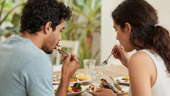 Una pareja termina en el hospital tras comer atún descongelado y vuelto a congelar