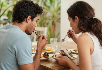 un hombre y una mujer comiendo