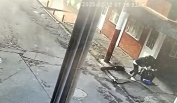 El joven también fue intimidado