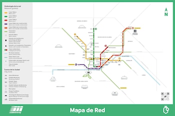 Mapa detallado de la red de Metrorrey en Monterrey, México. Muestra líneas de metro por color, estaciones y puntos de interés como Parque Fundidora y Cuauhtémoc