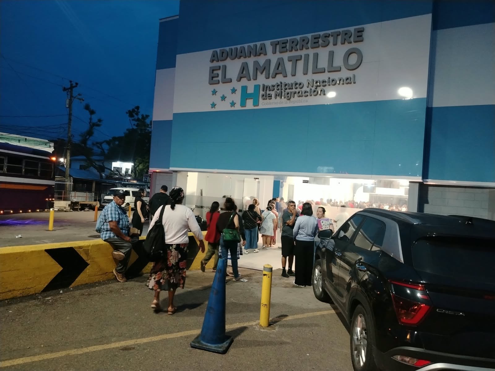 Hondureños esperando hacer el registro pertinente, para salir del país. (Imagen de cortesía)