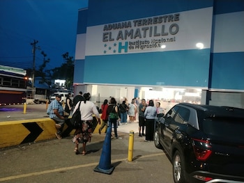 Hondureños esperando hacer el registro pertinente, para salir del país. (Imagen de cortesía)