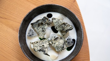 Llama Inn, el restaurante (y coctelería) que convierte Salesas en Brooklyn: “El ceviche de vieira no lo podemos cambiar”